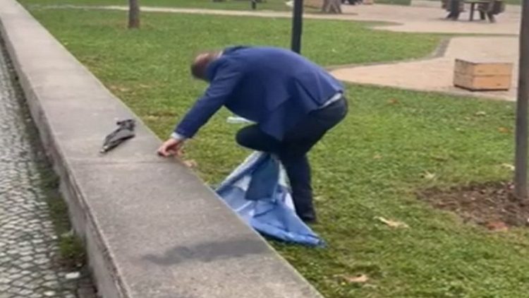 FOTOLAJM / The citizen wipes his shoes with the PD flag after the protest
