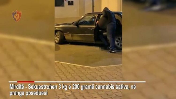 With cannabis in the car, the moment of arrest of the 24-year-old in Mirdita