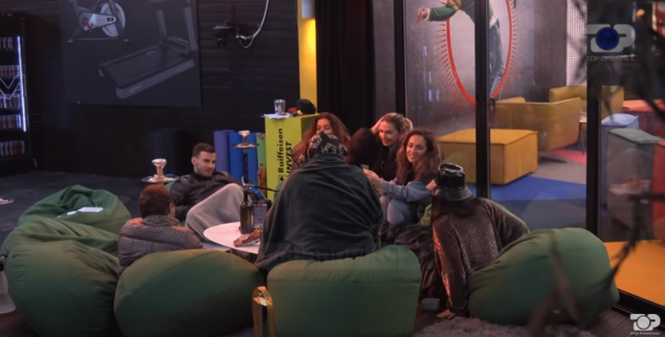 Residents play the game ‘Jam’ and melt with laughter