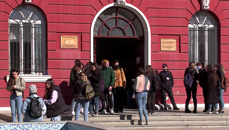 Universities, absence from infections / When pedagogues are also affected, online teaching returns