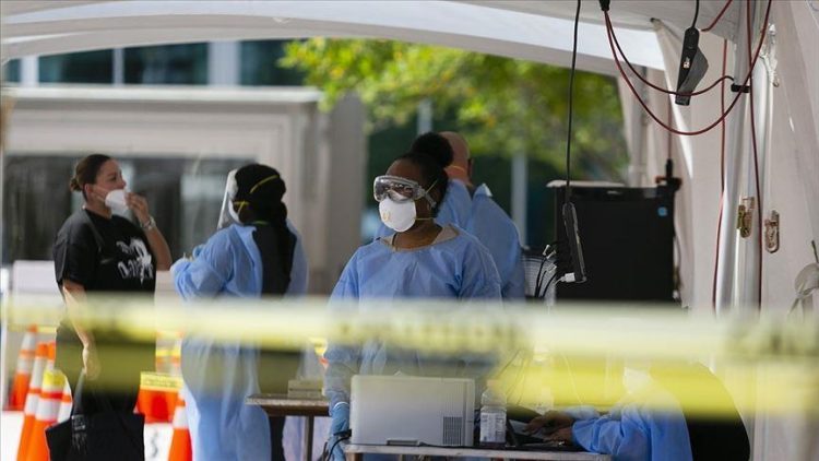 USA, the number of deaths from COVID-19 goes to over 876 thousand