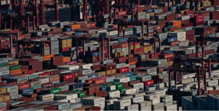 Blockades due to COVID in China are leading global trade into crisis