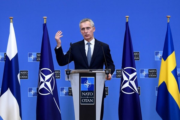 Stoltenberg calls on Russia to reduce tensions over Ukraine