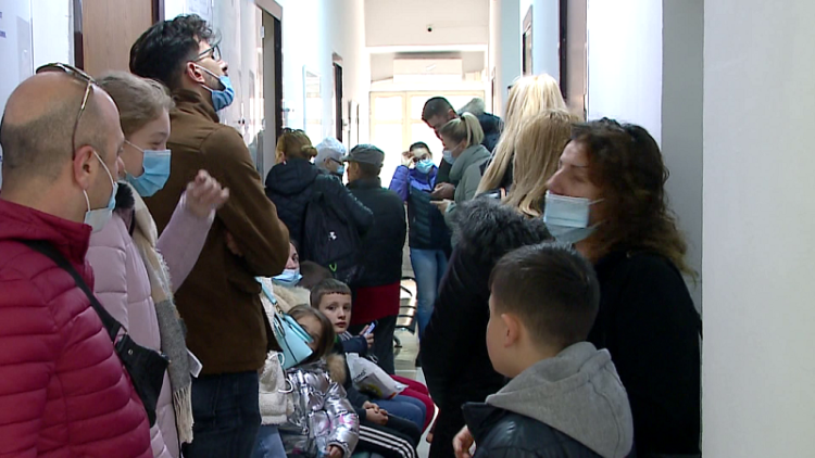 Covid is affecting children en masse / One in three children test positive
