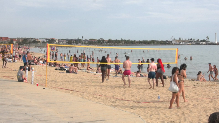 Australia is scorching / The temperature goes to 50 degrees in the shade