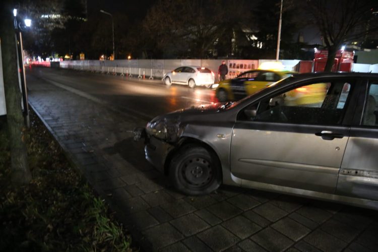 Tirana / The car loses control and ends up on the sidewalk, the sights