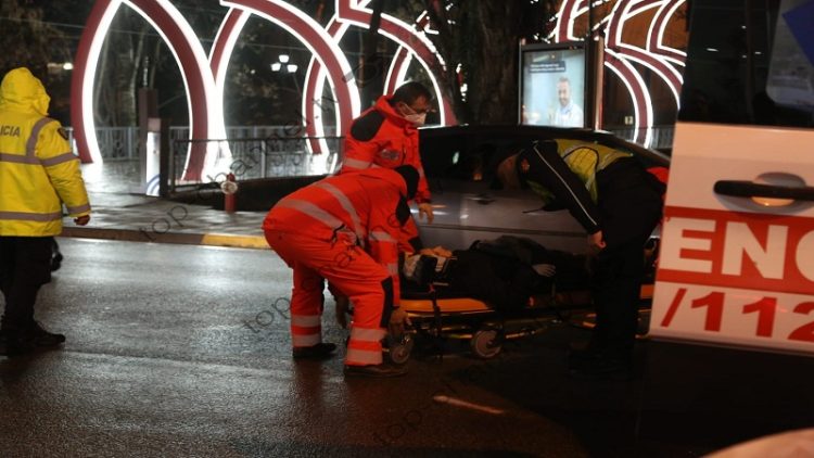 The girl is hit by a “Benz”, the moment when passers-by help her in the middle of the road (Photos)