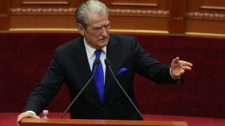 Resident of May 5 approaches as soon as she leaves the Assembly, Berisha: Protest is for a right that is violated to thousands of families