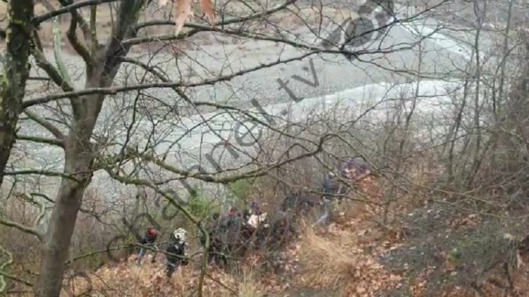 Lost control on the road axis Elbasan-Librazhd, the car ended up in the river Shkumbin (VIEW)