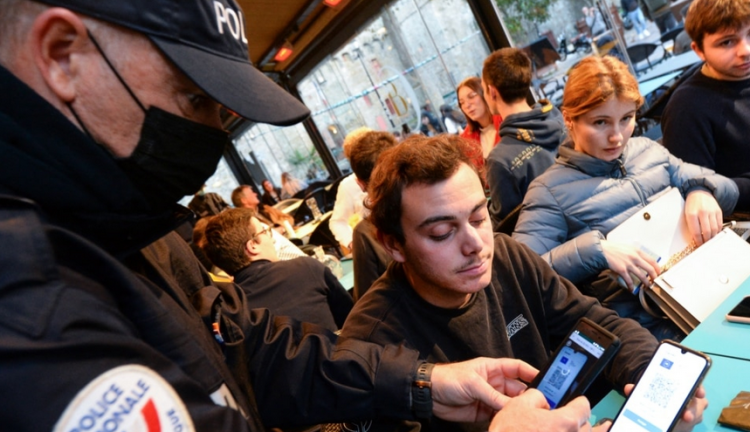 France forgives those who have fake passports if vaccinated