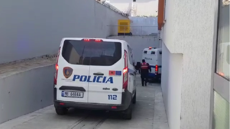 Women, alcohol and drugs in prisons / ‘Trinom’ operation detainees arrive in Court