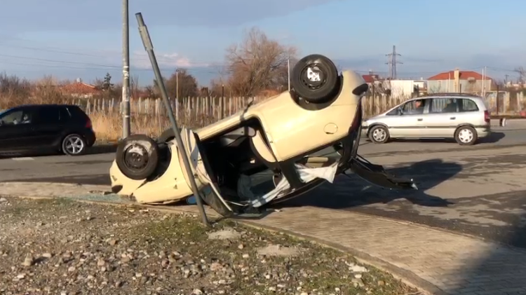 Accident in Lezha / The vehicle overturned on the road, the driver was sent urgently to the hospital