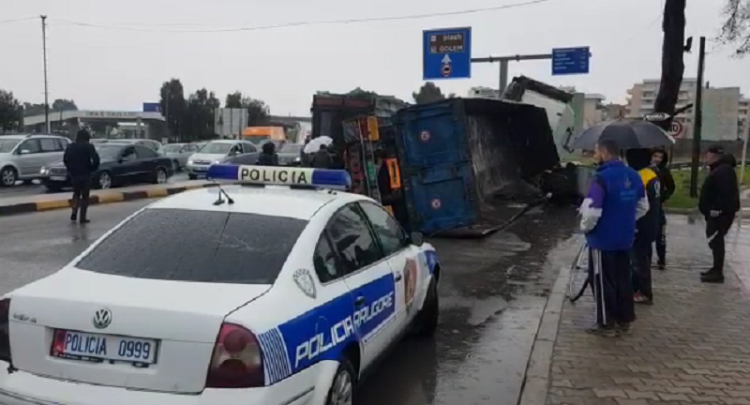 Durrës / Trailer overturns on the road with scrap metal, first details