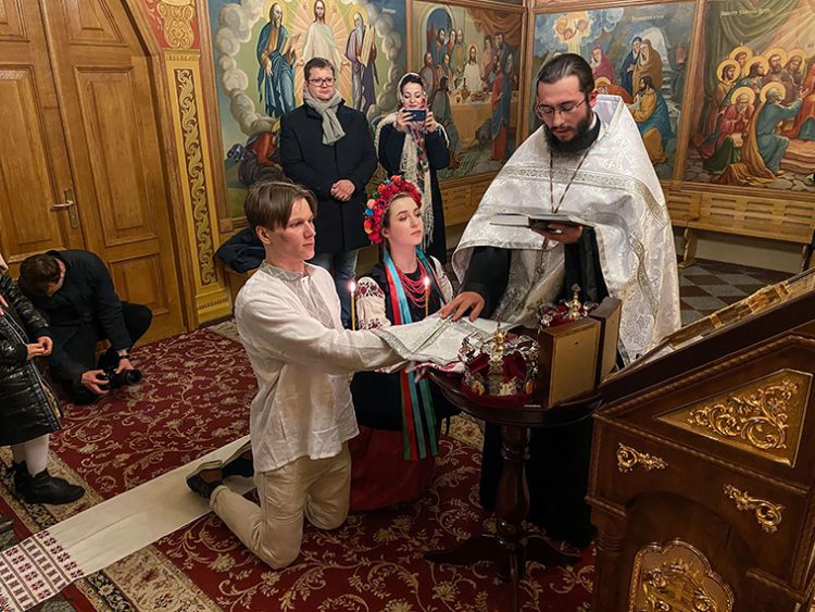 Wartime / Ukrainians find refuge, leave the country or get married (PHOTO)