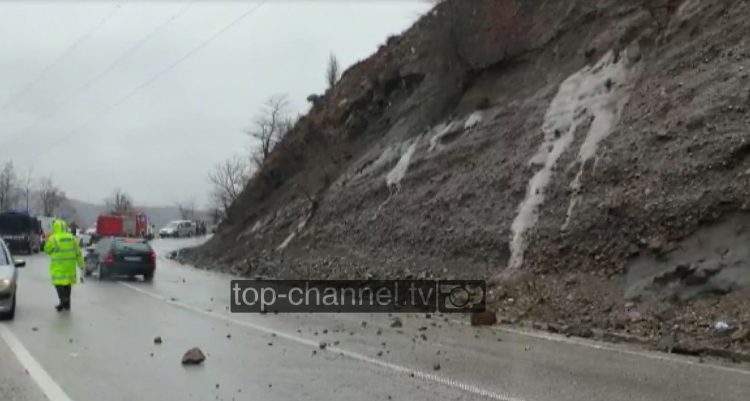 They caused the tragic accident on the Elbasan-Librazhd axis, the fall of large stones from the mountain continues
