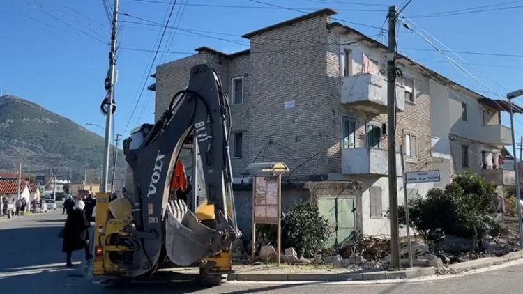 Release of public spaces / Demolition of fence fences in Lezha begins, residents object