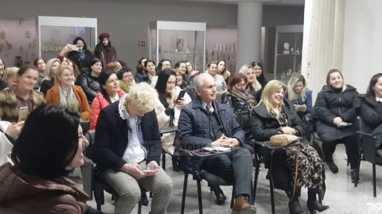 Albanian language to emigrants. They show in Durrës their difficulties