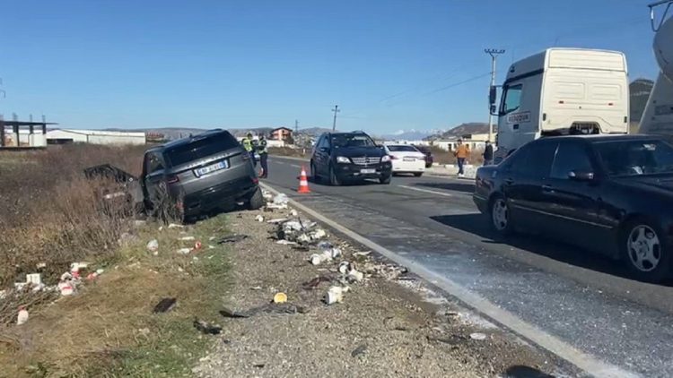 Accident in Lezha-Tirana / ‘Range Rover’ collides with the van, ends ‘in pieces’ off the road
