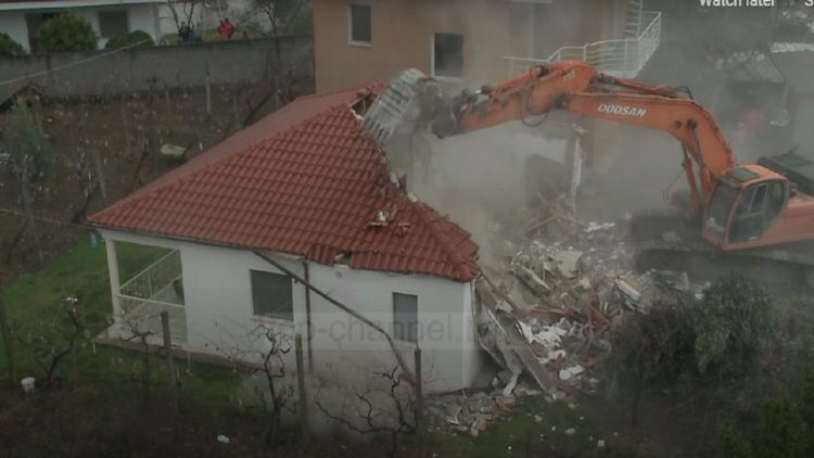 Dwellings at “5 Maji” are destroyed / Residents throw stones, boards and petrol bottles