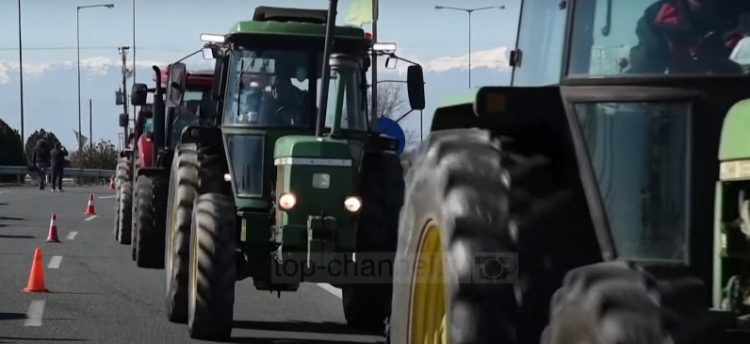 Farmers protest in Greece / Block the road with tractors after the increase in the price of electricity