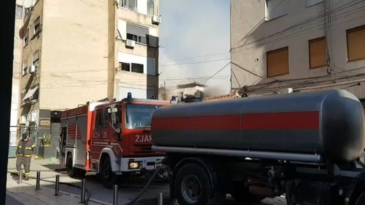 Durrës / An old building is engulfed in flames, smoke covers the area