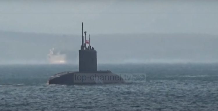 The “Russian destroyer” is put behind the American submarine: “It entered the territorial waters”!