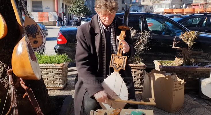 Sound dealer / Shkodra craftsman who produces, sells and plays musical instruments