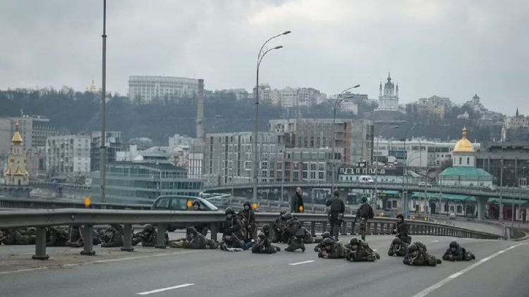 PHOTOS / Confrontation with Russian troops is expected, Ukrainians line up along the Kiev highway