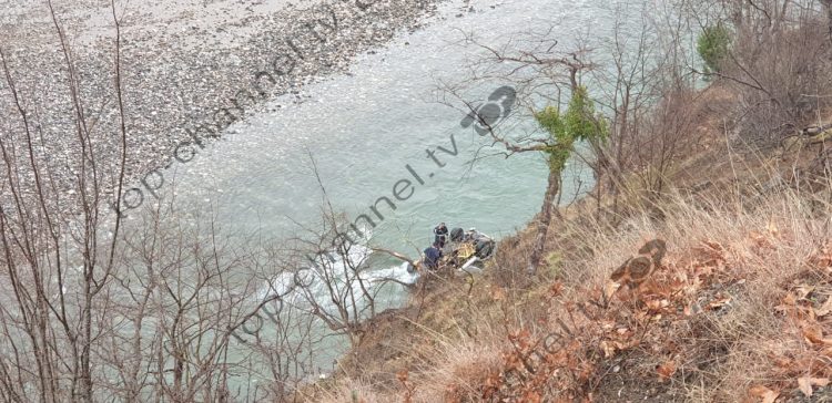 The car ended up in the Shkumbin River, the moment of rescue of the injured