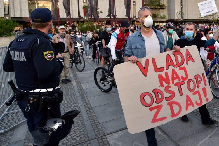 Slovenia / Trade unions demand salary increase, threaten to strike
