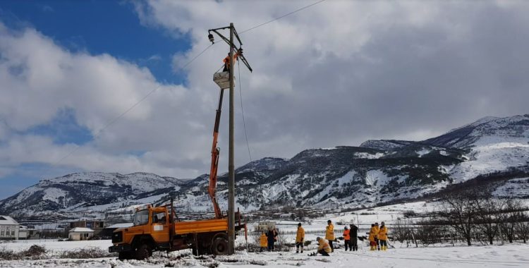 Defects from bad weather left the villages without light in Korça, OSSH announces: 6 pillars are completely broken, we are working for the repair