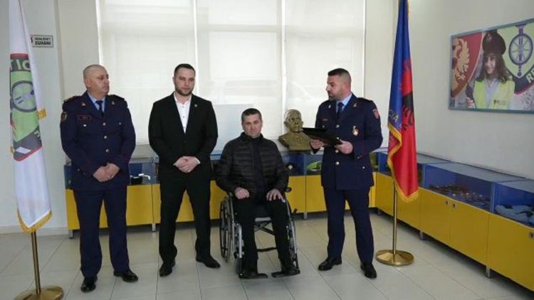 He was shot by 2 people and was injured in the leg, the former police officer is given a check for 10 thousand dollars