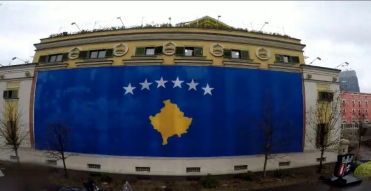VIDEO / The Municipality of Tirana is covered by the flag of Kosovo, Veliaj: Love from Tirana!