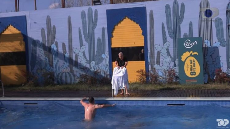 Donald defies the cold, dives into the pool with red carnations (VIDEO)