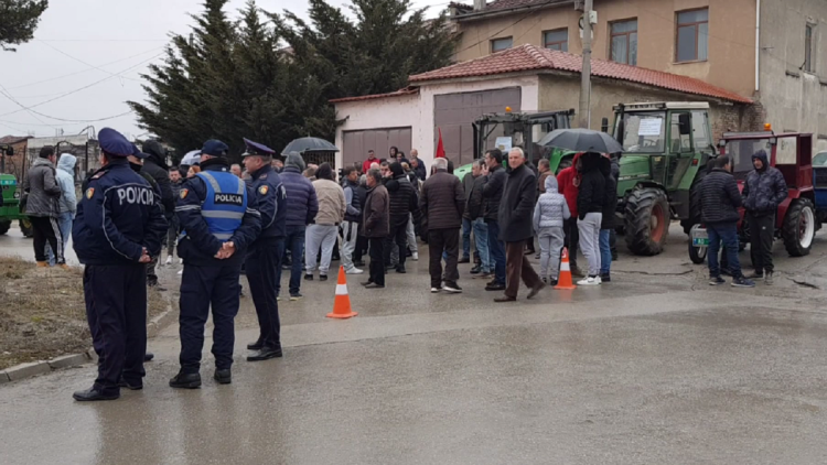 Farmers protest in Devoll, the price of oil increases labor costs