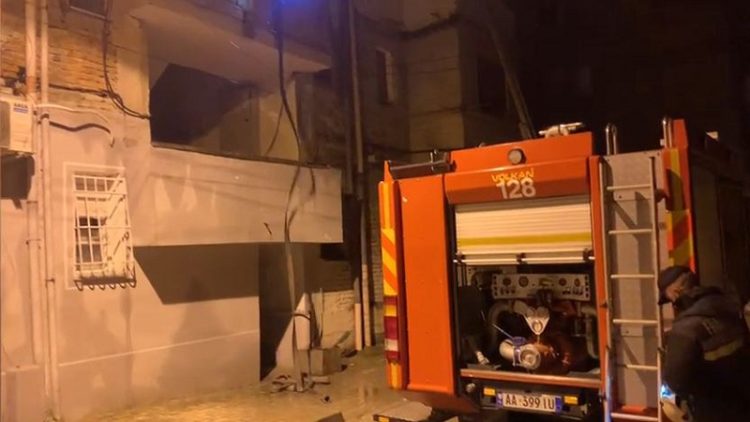 The apartment is engulfed in flames, spouses are injured (VIDEO)