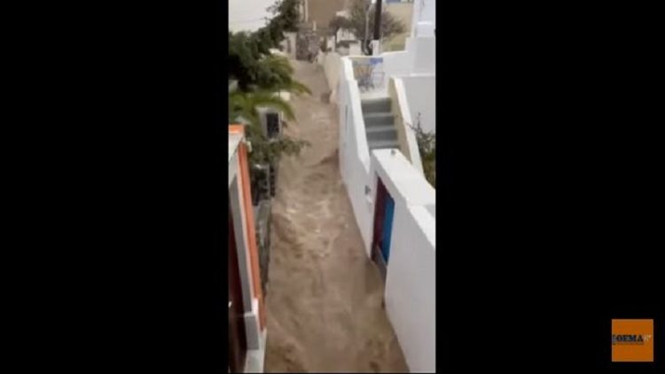 Bad weather hits Santorini, roads turn into rivers