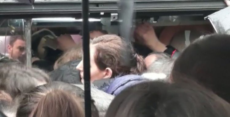 Buying season tickets in Tirana turns into “horror”, students do not ask about rain or antiCovid measures