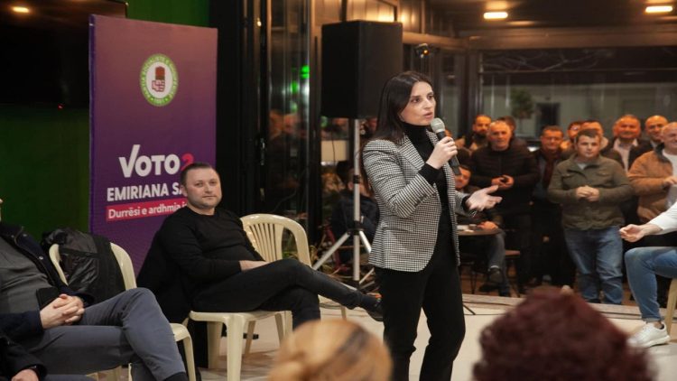 The Mayor of Durrës, Emiriana Sako meets the community from Librazhd that lives in the Beach area