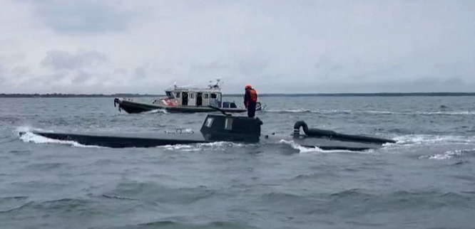 Colombian navy seizes submarine of traffickers with 4 tons of cocaine (photos)