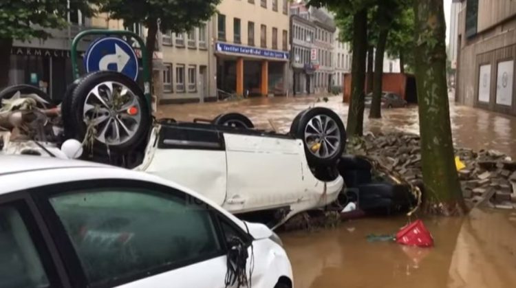 Strong storm hits Germany, Hamburg airport closes