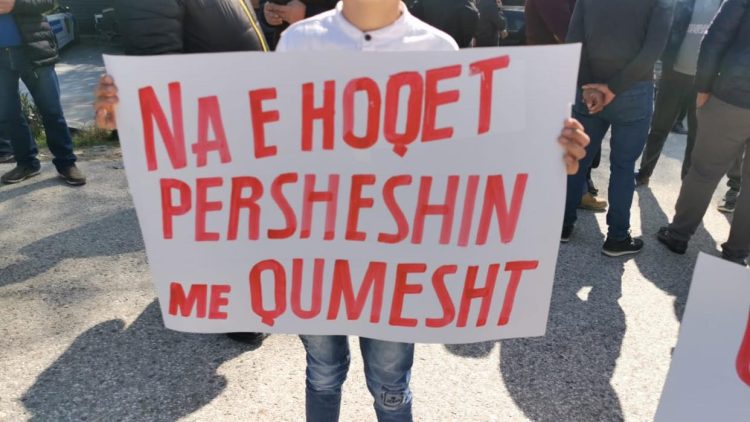 Farmers in Lushnja, Berat and Fier in protest, block the national road