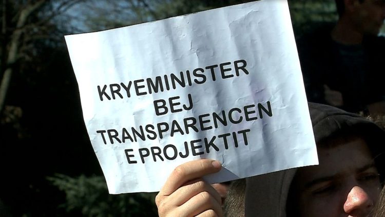 Protest in front of the Assembly / Residents of the neighborhood “5 May” gather every Thursday