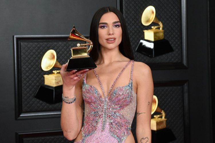 Dua Lipa receives the award for best Pop / RnB artist