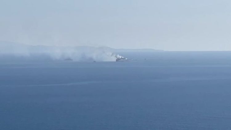 “A large plume of smoke is approaching the Albanian shores”, Sea currents drive the Italian ferry out of Greek waters
