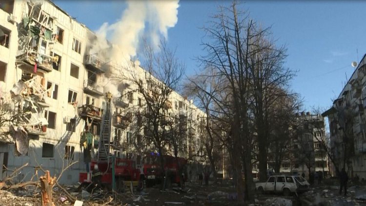 Exodus starts from Ukraine / People afraid of war in long queues by car, no flights