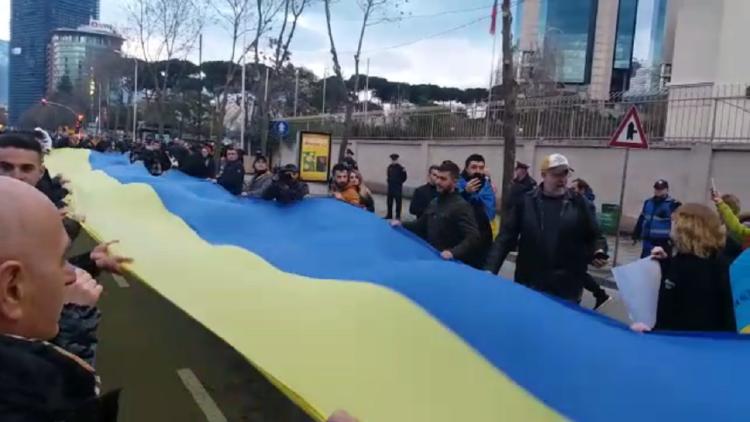Protest against the war in Tirana, the Russian ambassador: Stop the war, stop losing lives