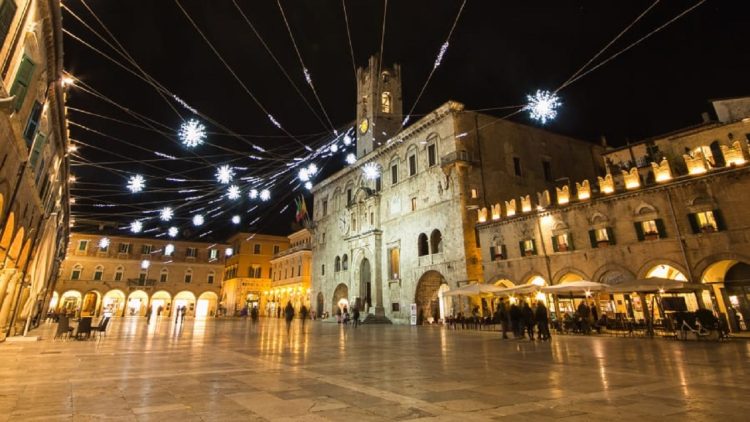 Resisted devastating earthquakes, the Italian city that shines at night (Photos)