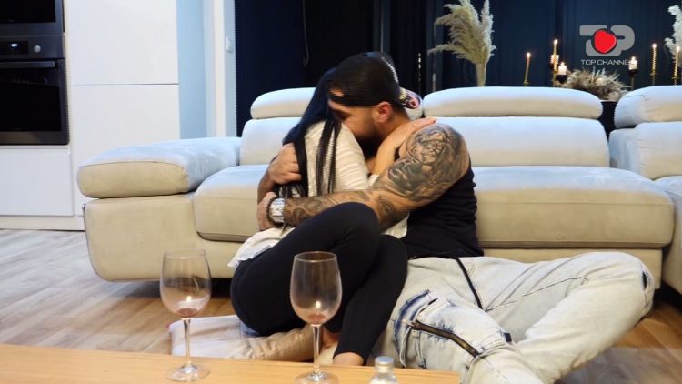 “Where is the room…” / Provocations, kisses and hugs! Bruno undresses in the meeting with Floriana