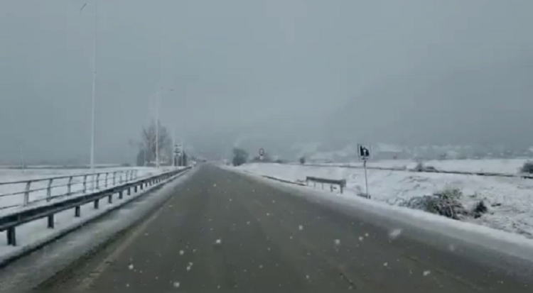 The snow ‘occupies’ Korça, this is how the situation on the road axes is presented